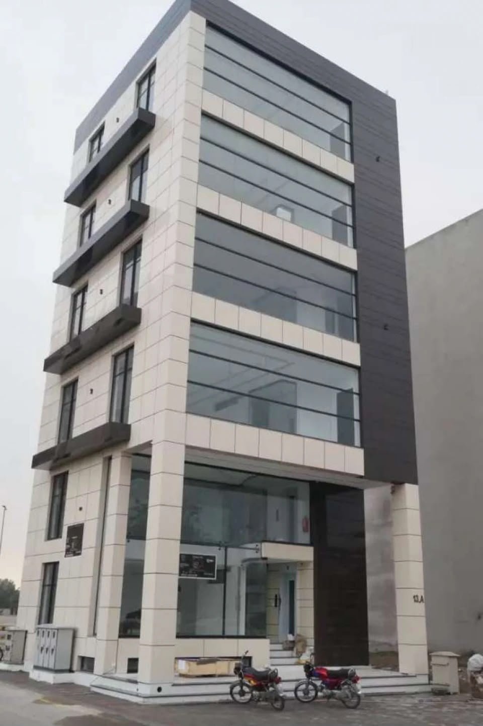 What is the 5 Marla Commercial Plaza Cost in Bahria Town?
